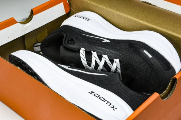 Nike Air ZoomX Vomero 18 Plus HM6805 108 