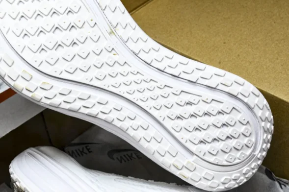 Nike Air ZoomX Vomero 18 Plus HM6805 102 