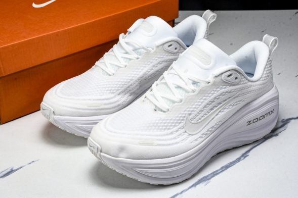 Nike Air ZoomX Vomero 18 Plus HM6805 102 