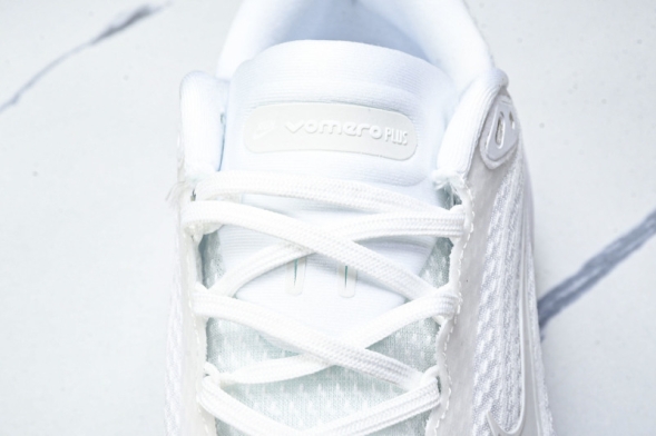 Nike Air ZoomX Vomero 18 Plus HM6805 102 