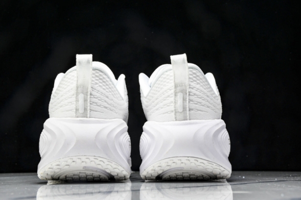 Nike Air ZoomX Vomero 18 Plus HM6805 102 