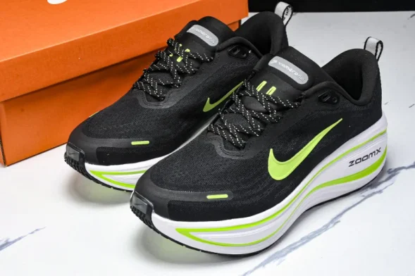 Nike Air ZoomX Vomero 18 Plus HM6805 107  