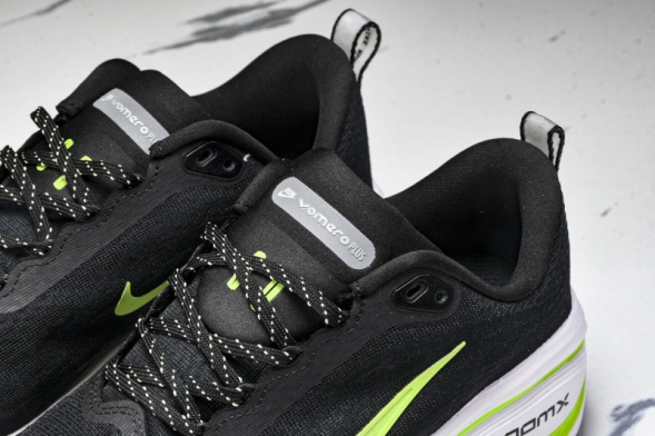 Nike Air ZoomX Vomero 18 Plus HM6805 107  