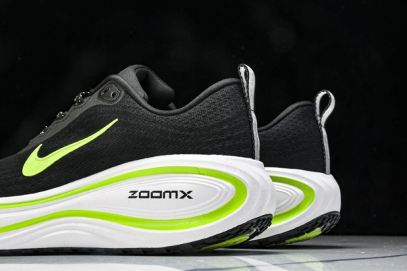 Nike Air ZoomX Vomero 18 Plus HM6805 107  