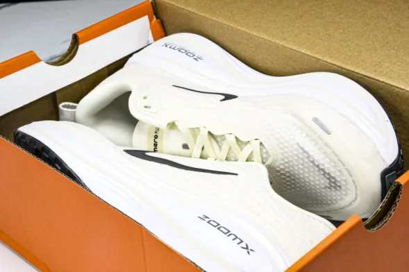Nike Air ZoomX Vomero 18 Plus HM6805 113 