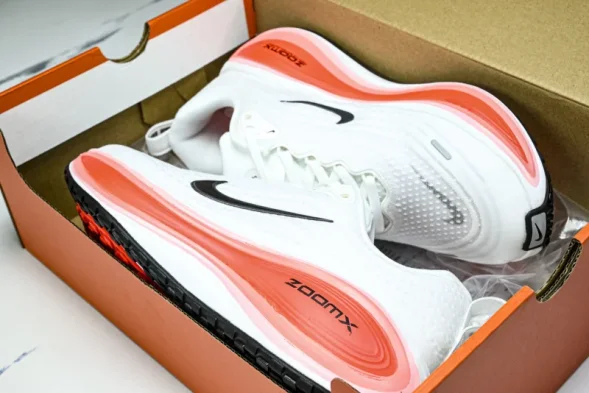 Nike Air ZoomX Vomero Plus HV8150-100 
