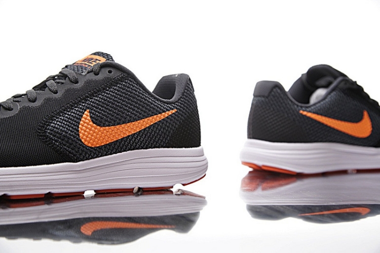 Nike Revolution 3 819300-003