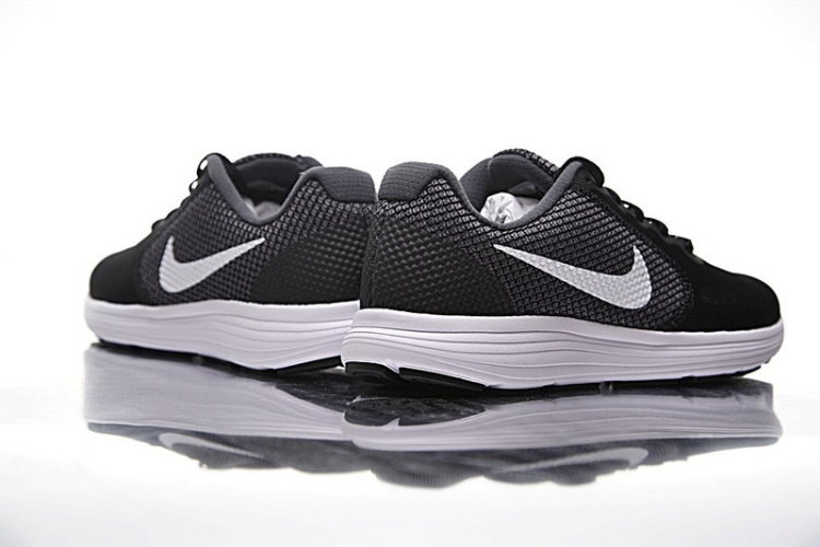 Nike Revolution 3 819300-001