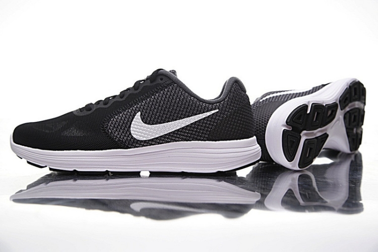 Nike Revolution 3 819300-001