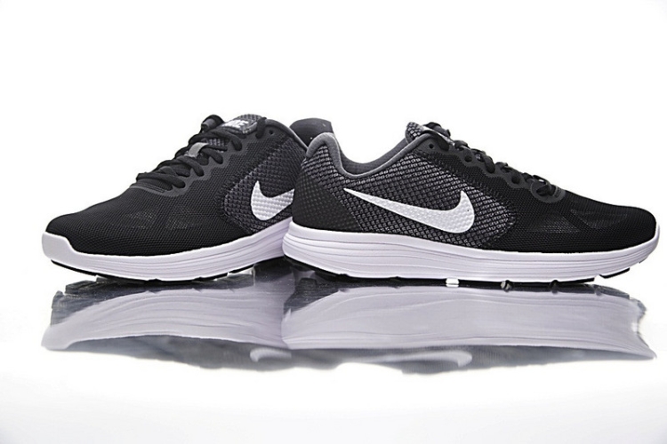 Nike Revolution 3 819300-001