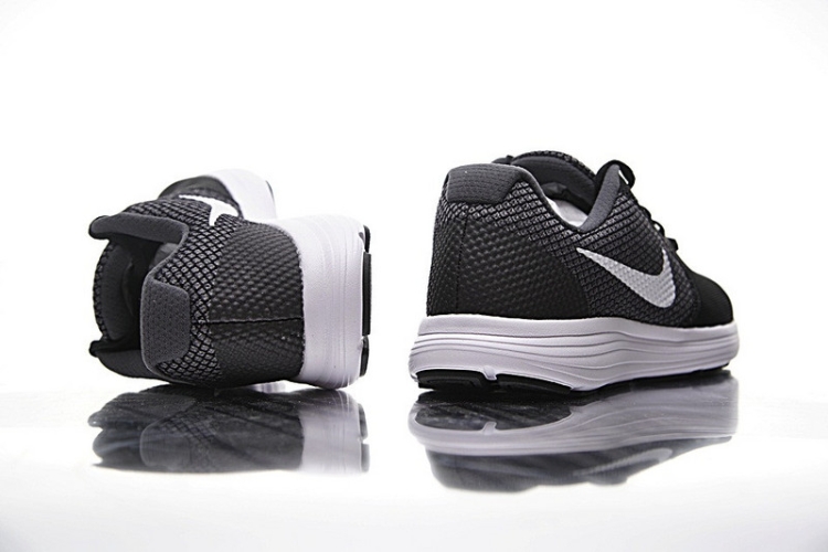 Nike Revolution 3 819300-001