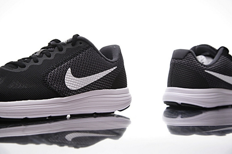 Nike Revolution 3 819300-001