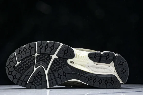 New Balance 2002R M2002RHN 