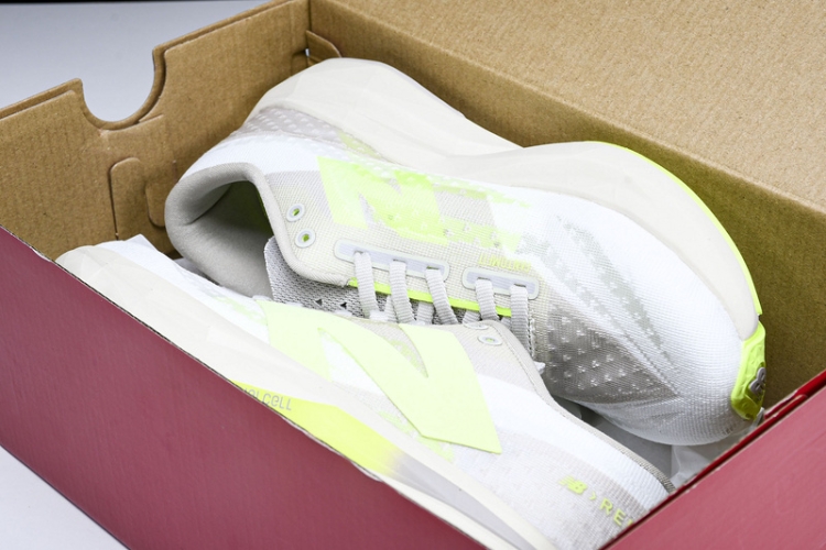  New Balance FuelCell Rebel V4 MFCXLUM
