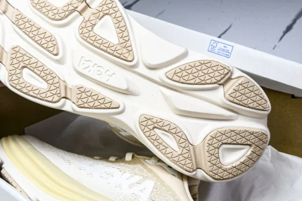 HOKA Bondi 8 1123202 SSEG 