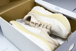 HOKA Bondi 8 1123202 SSEG
