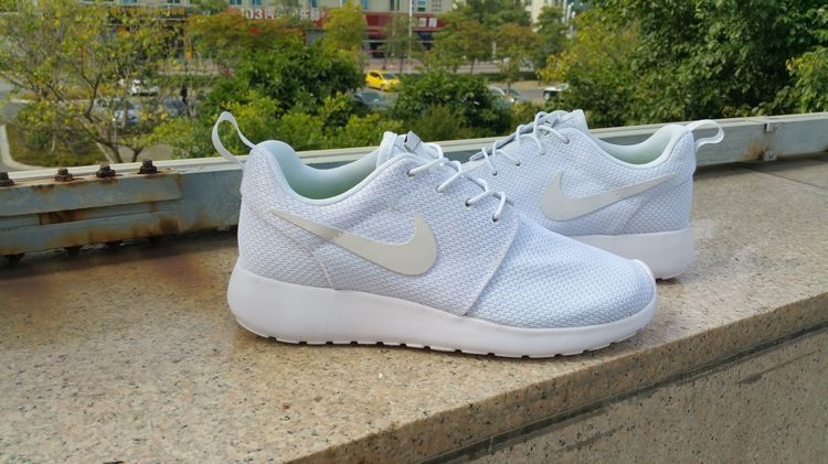 Roshe run all white best sale
