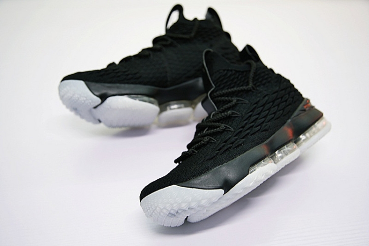 Nike LeBron 15 897648-010