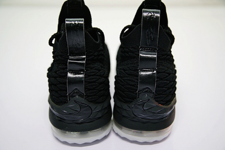 Nike LeBron 15 897648-010