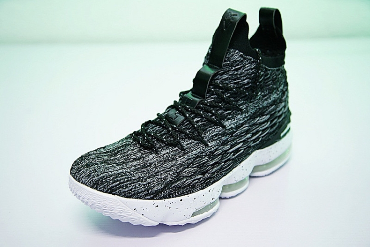 Nike LeBron 15 897649-002