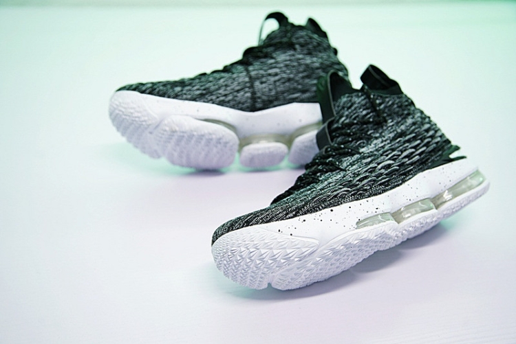 Nike LeBron 15 897649-002