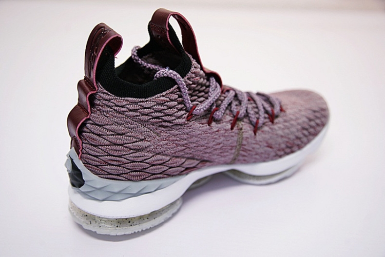 Nike LeBron 15 897649-201