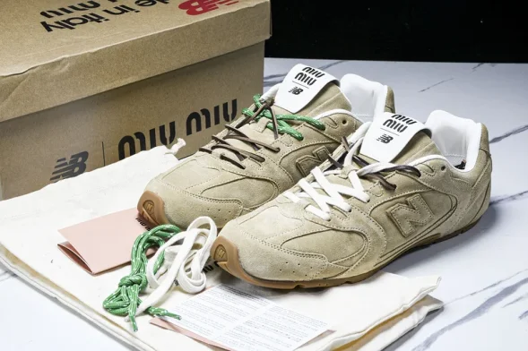 MiuMiu x New Balance 530 38165 