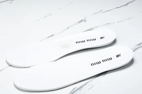 MiuMiu x New Balance 530 38165 