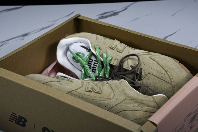  MiuMiu x New Balance 530 5E964D
