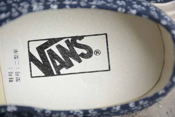 Vans Authentic VN0A7Q5CNVY 