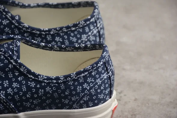 Vans Authentic VN0A7Q5CNVY 