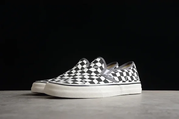 Vans Slip-On VR3 VN000EYEBWW 