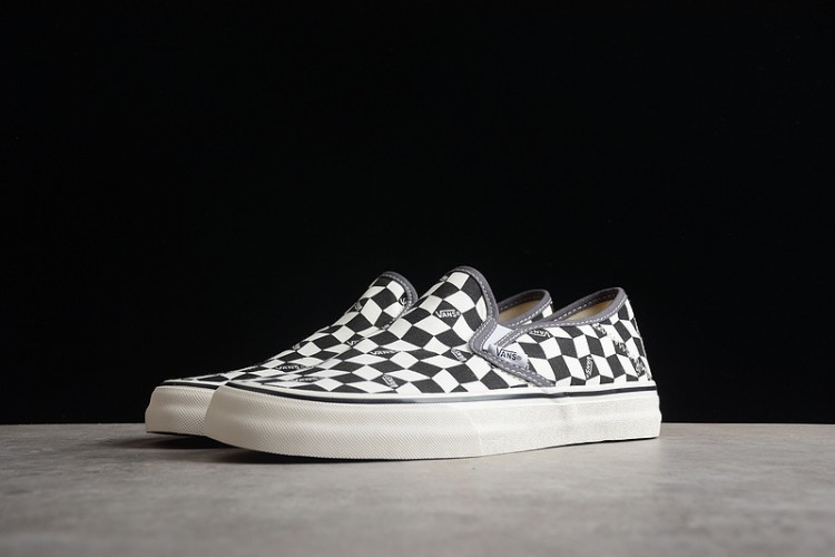 Vans Slip-On VR3 VN000EYEBWW