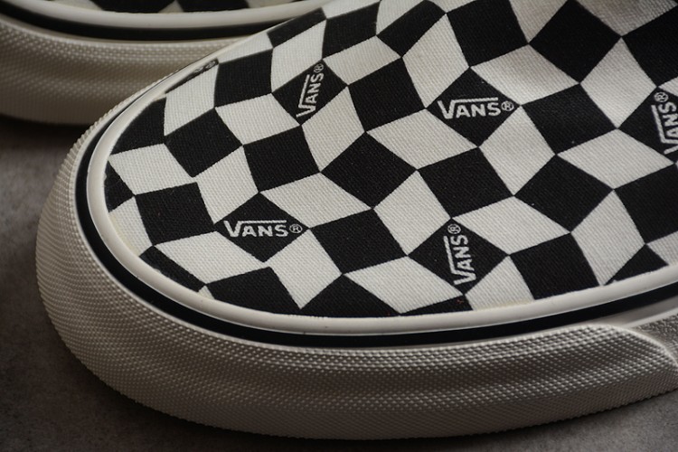 Vans Slip-On VR3 VN000EYEBWW