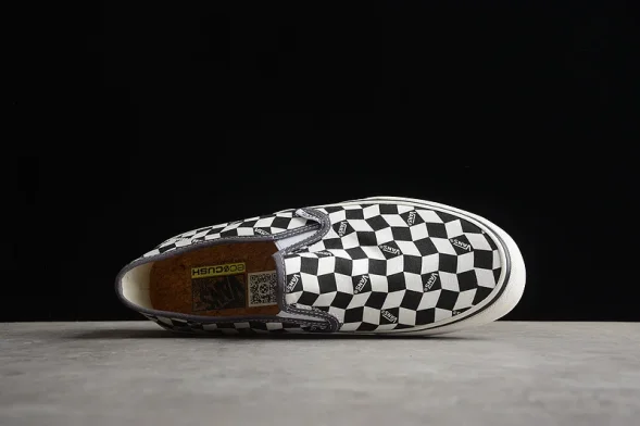 Vans Slip-On VR3 VN000EYEBWW 