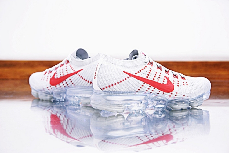 Nike Air VaporMax "Pure Platinum-University Red” 849558-006