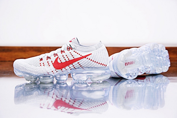 Nike Air VaporMax "Pure Platinum-University Red” 849558-006