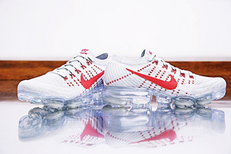 Nike Air VaporMax "Pure Platinum-University Red” 849558-006