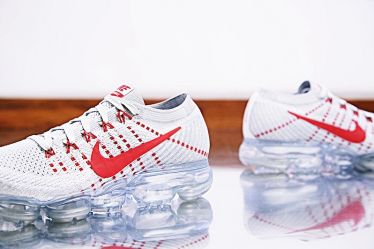 Nike Air VaporMax "Pure Platinum-University Red” 849558-006