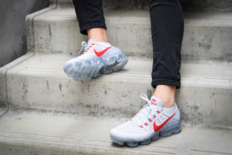 Nike Air VaporMax "Pure Platinum-University Red” 849558-006