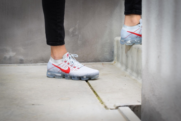 Nike Air VaporMax "Pure Platinum-University Red” 849558-006