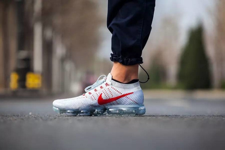 Nike Air VaporMax "Pure Platinum-University Red” 849558-006