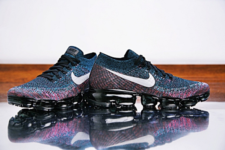 Nike Air VaporMax “Dark purple rainbow”