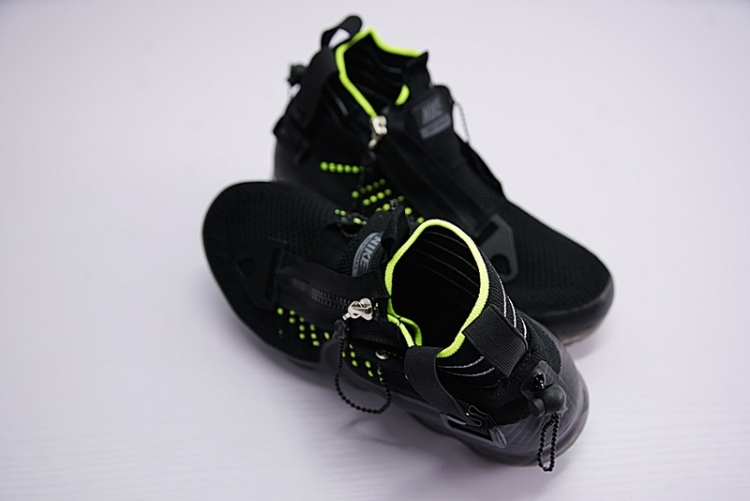 Купить кроссовки Nike Air VaporMax 899473-003 высокие с молнией черного  цвета с зелеными полосами.