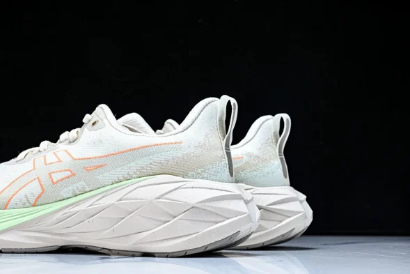 Asics Novablast 4 1012B510-250 