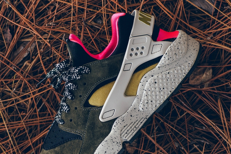 NIKE AIR HUARACHE PREMIUM 704830-010