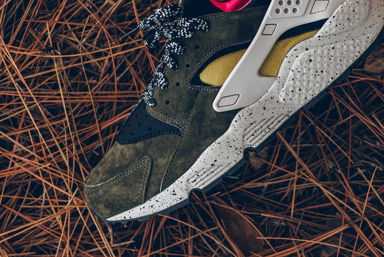 NIKE AIR HUARACHE PREMIUM 704830-010