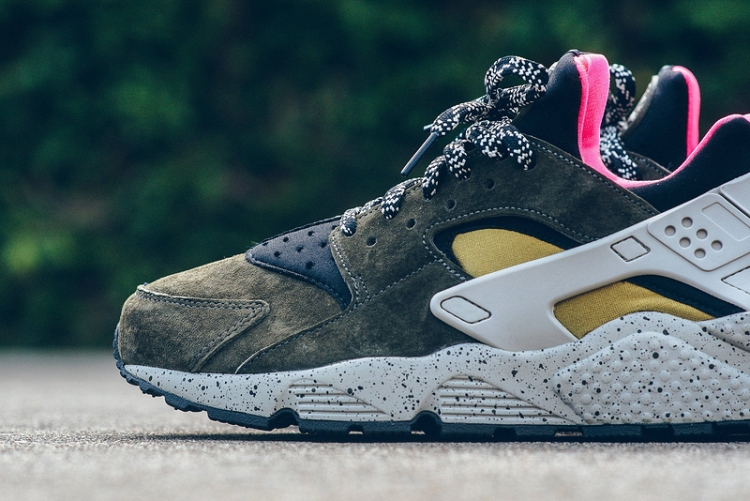 NIKE AIR HUARACHE PREMIUM 704830-010