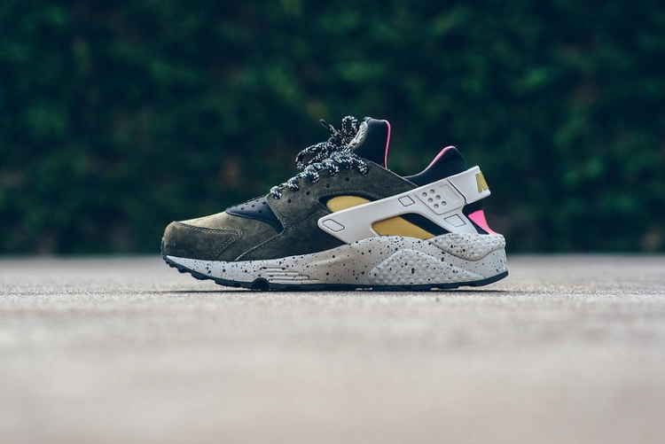 NIKE AIR HUARACHE PREMIUM 704830-010