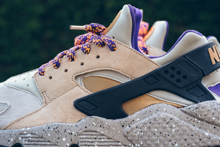 NIKE AIR HUARACHE PREMIUM 704830-200